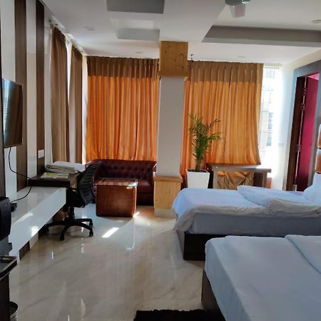 Hotel Maira เดห์ราดุน ภายนอก รูปภาพ