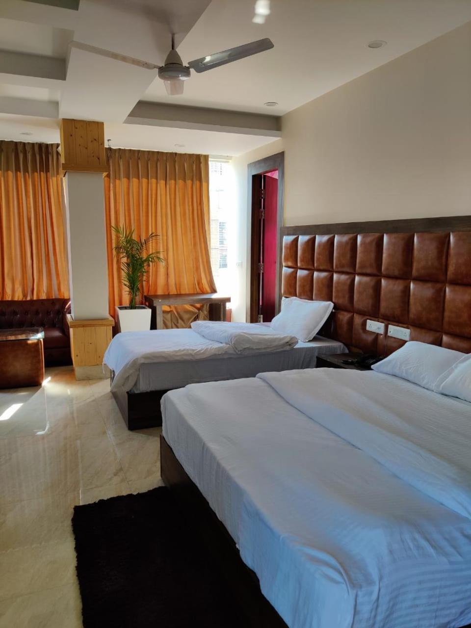 Hotel Maira เดห์ราดุน ภายนอก รูปภาพ