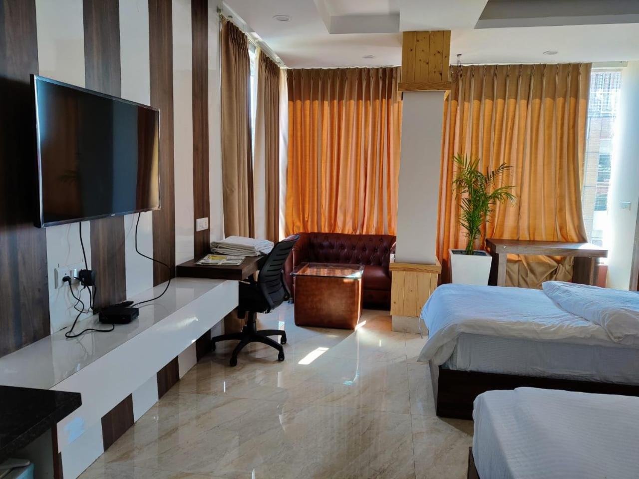 Hotel Maira เดห์ราดุน ภายนอก รูปภาพ