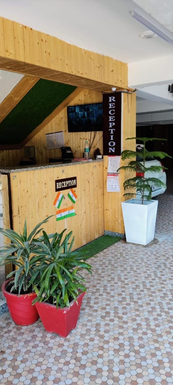 Hotel Maira เดห์ราดุน ภายนอก รูปภาพ