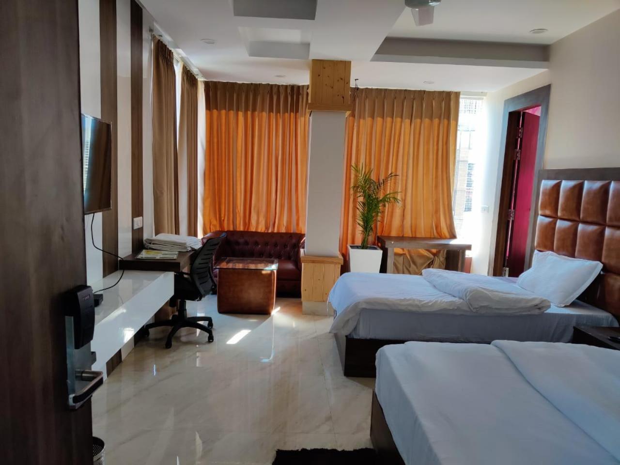 Hotel Maira เดห์ราดุน ภายนอก รูปภาพ