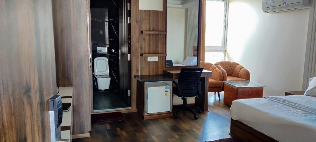 Hotel Maira เดห์ราดุน ภายนอก รูปภาพ