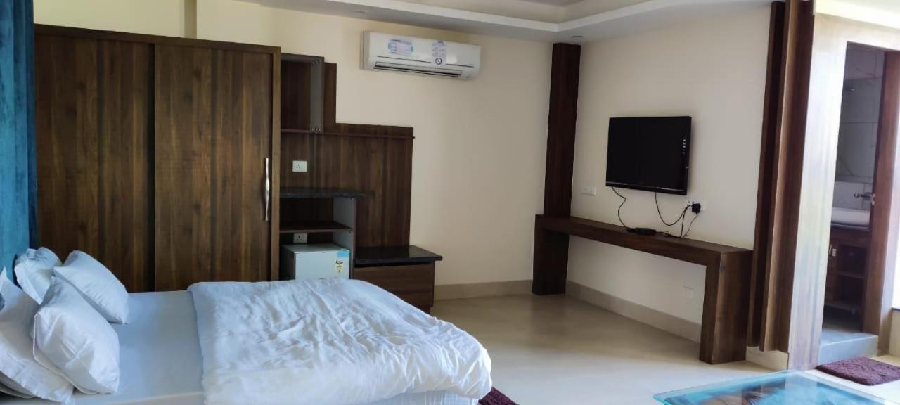 Hotel Maira เดห์ราดุน ภายนอก รูปภาพ