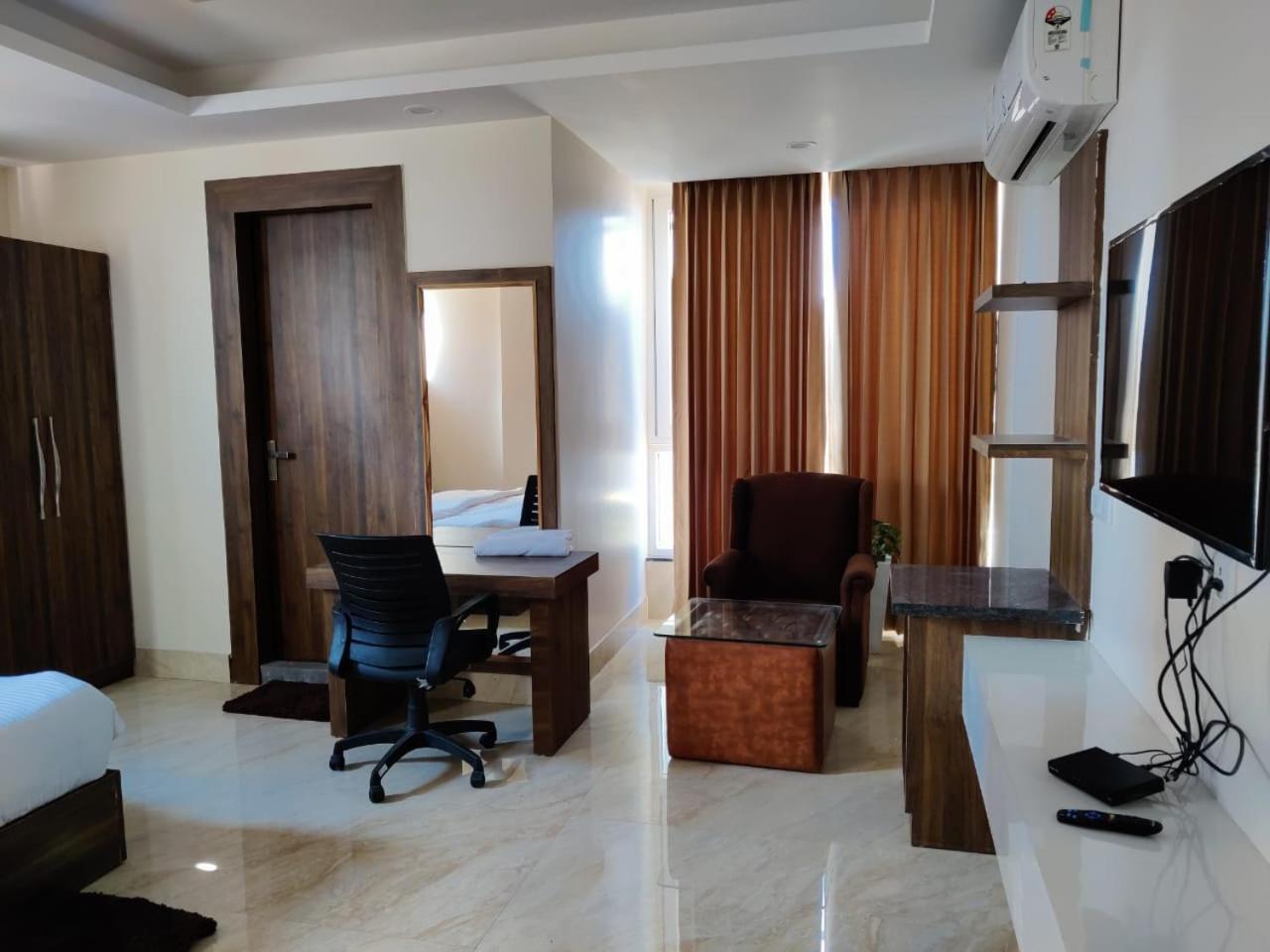 Hotel Maira เดห์ราดุน ภายนอก รูปภาพ